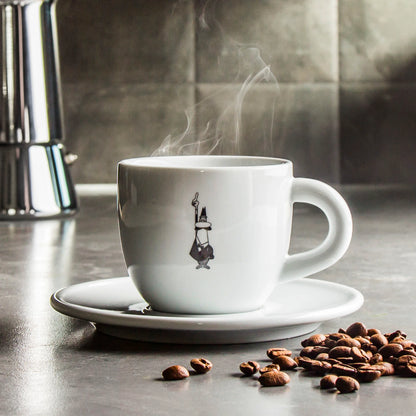 Taza de porcelana blanca y plato a juego con diseño Bialetti