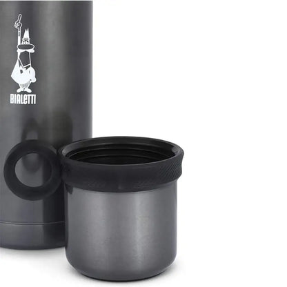 Termo Bialetti gris con tapa y taza pequeña, anilla lateral.