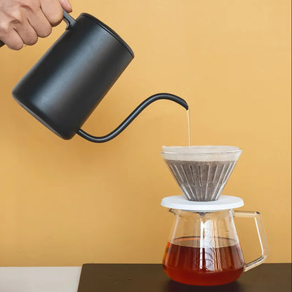 Tetera negra Timemore para vertido, vertiendo líquido con asa de madera