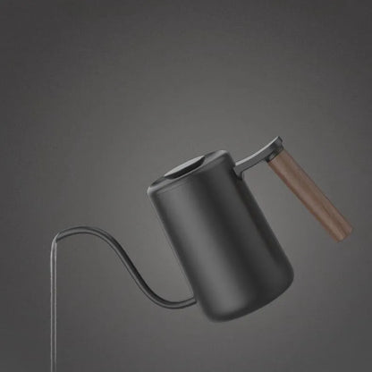 Tetera para vertido Timemore en negro, pico y asa de madera visibles en primer plano