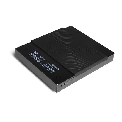 Balanza electrónica negra con pantalla digital azul y base con círculos