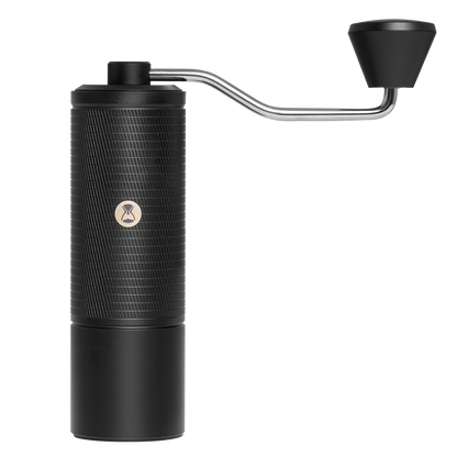 Molino de café negro cilíndrico con manivela curva y tapa superior.
