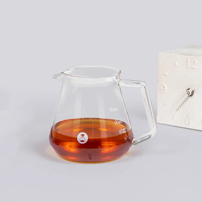 Jarra de café transparente Timemore con asa y marca de volumen, con infusión ámbar