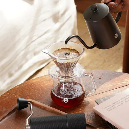 Jarra y embudo de goteo de vidrio transparentes con filtro, con café en preparación
