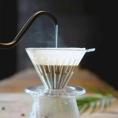 Embudo de goteo transparente con chorro de agua sobre la base de vidrio