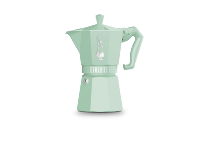 Cafetera moka Bialetti verde claro con asa y tapa superior.