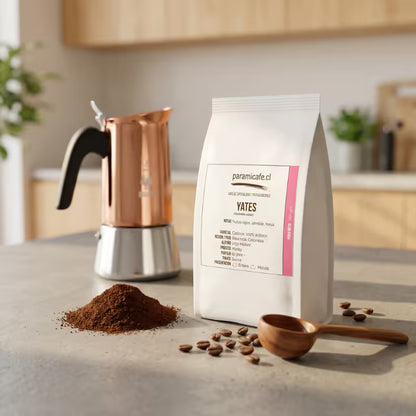 Bolsa de café en grano Yates paramicafe.cl con cafetera moka y granos