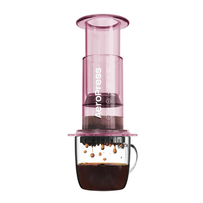 AeroPress Clear Pink con cámara rosa transparente y base con asa para servir