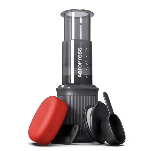 Prensa de café AeroPress GO: cilindro transparente y base negra con tapa roja