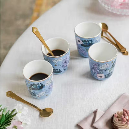 Set 4 tazitas porcelana Bridgerton Bialetti servidas sobre mesa con ambientación