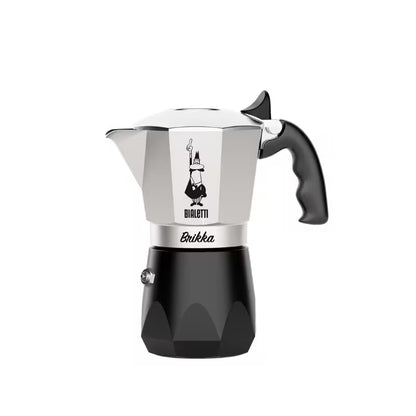 Cafetera italiana de acero pulido y base negra, asa lateral negra y tapa con chimenea.