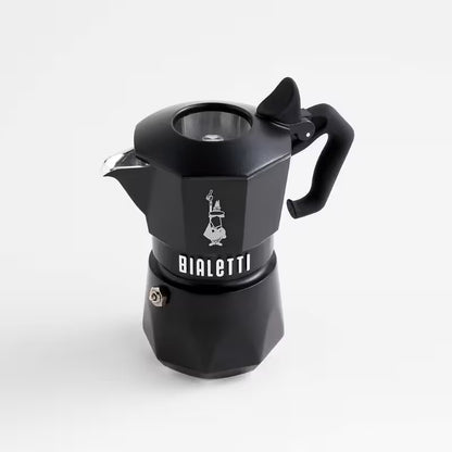 Cafetera Bialetti Brikka noir de 2 tazas, vista 3/4 con tapa y asa