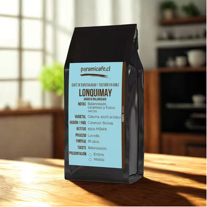 Bolsa de café en grano negra con etiqueta Lonquimay y ficha de origen