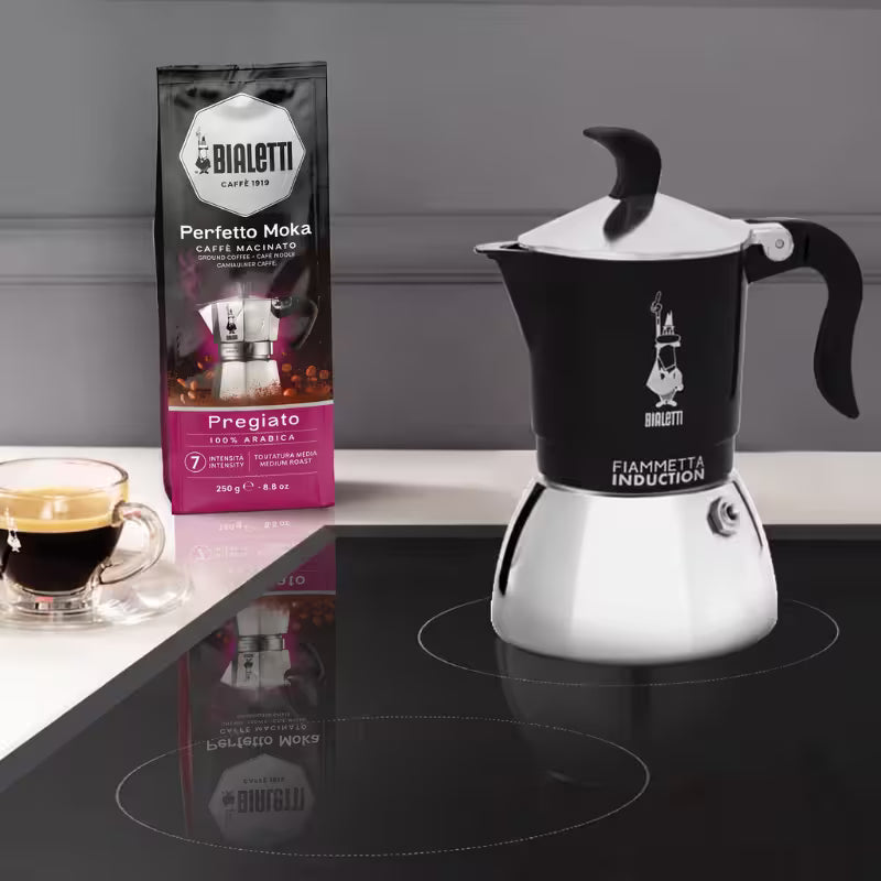 Cafetera italiana moka Bialetti de inducción, cuerpo negro y base blanca