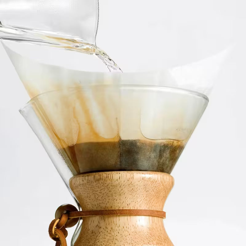 Filtro de papel CHEMEX en cono, con café filtrado y goteo