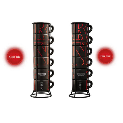 Conjunto de tazas apilables negras con gráficos rojos, en torre con soporte metálico