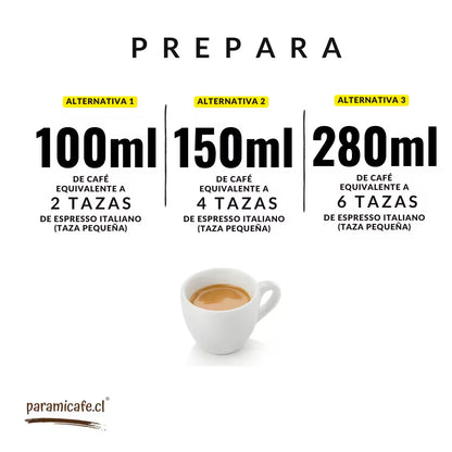 Taza de espresso preparado con cafetera italiana moka Bialetti