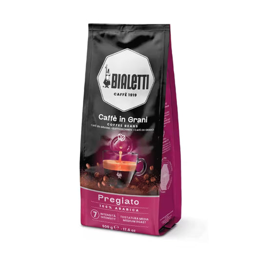 Bolsa de café en grano Bialetti negra y morada con taza y etiqueta Pregiato