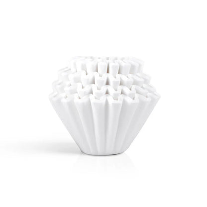 Filtros de papel Kalita apilados, en soporte tipo cesta blanca