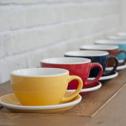 Juego de tazas y platos EGG 300 ml en tonos amarillo, rojo y azul