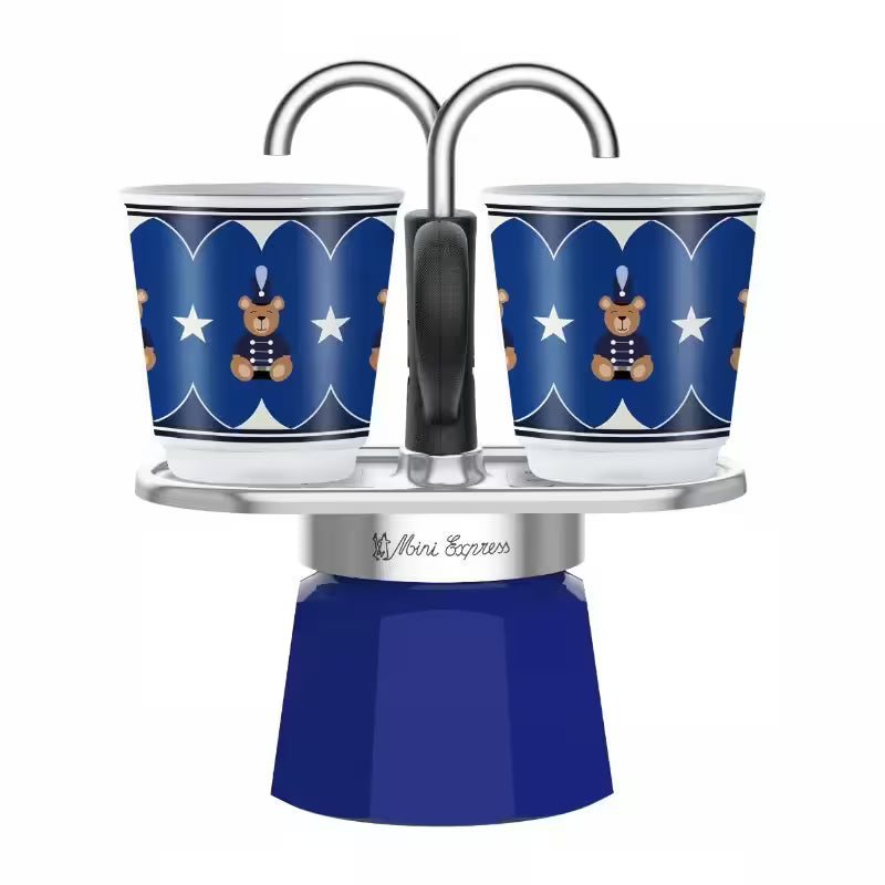 Cafetera moka mini con dos vasos azules con conejito y estrellas, base esmaltada