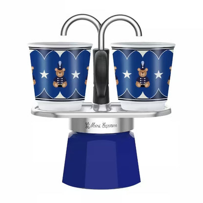 Cafetera moka mini con dos vasos azules con conejito y estrellas, base esmaltada