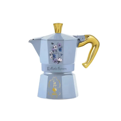 Cafetera moka azul celeste con pomo dorado, asa dorada y decoración floral en la jarra