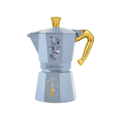 Cafetera moka azul celeste con tapa dorada, asa dorada y estampa floral, vista lateral