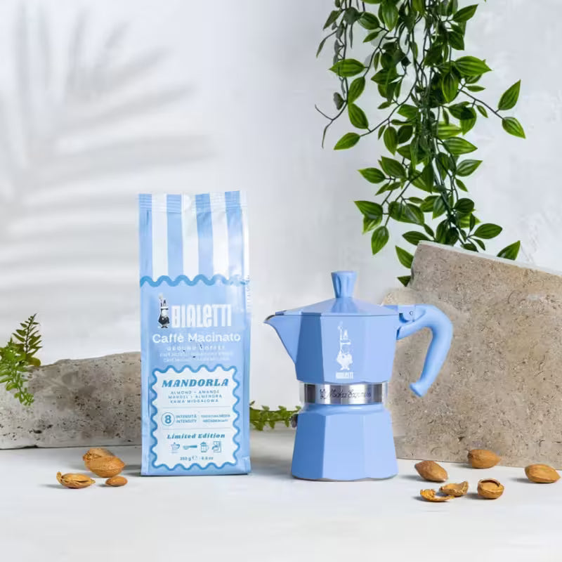 Set Moka Express 3 Tazas Celeste y Café Molido Perfetto Moka Almendra Bialetti