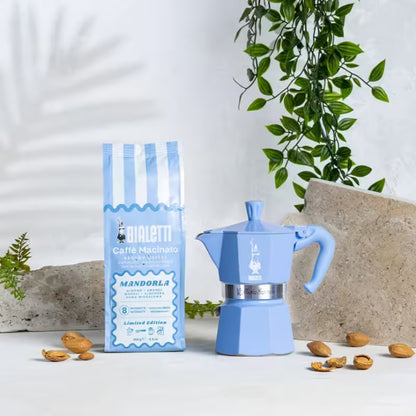 Cafetera moka celeste y dos bolsas azules de café molido Mandorla