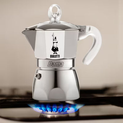 Cafetera Bialetti Dama de acero sobre placa con luz azul