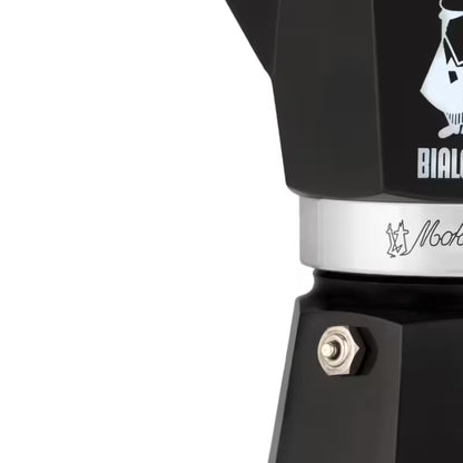 Parte inferior de la cafetera Bialetti negra con tornillo de sujeción y marca