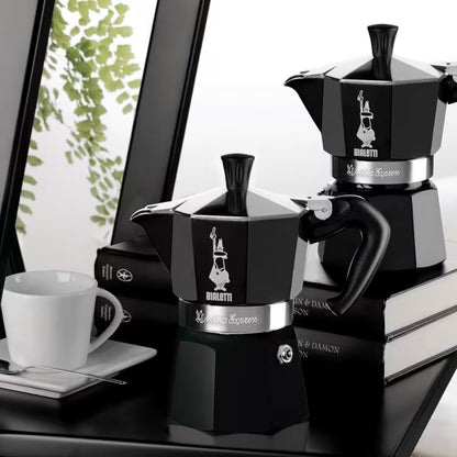Dos cafeteras Moka Express Bialetti negras con asas y base plateada