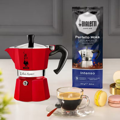 Cafetera italiana Moka Express Bialetti roja con asa negra y jarra superior