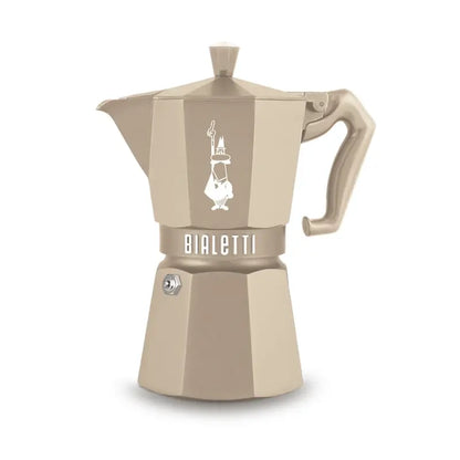 Cafetera tipo moka octogonal beige, vista frontal con asa y válvula superior