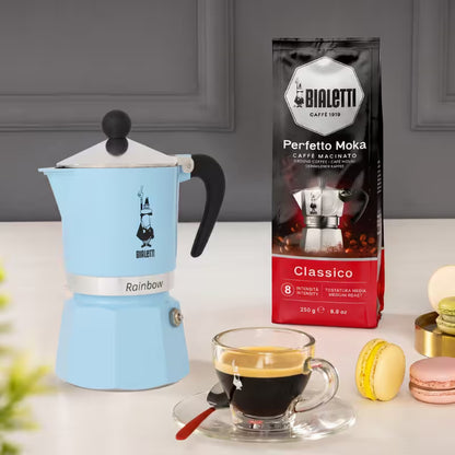 Cafetera tipo moka Rainbow celeste con mango negro y tapa plateada