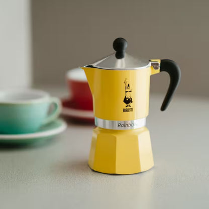 Cafetera tipo moka Rainbow amarilla con tapa plateada y asa negra