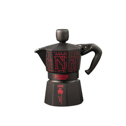 Cafetera moka negra Stranger Things con asa y tapa superior, estampado rojo.