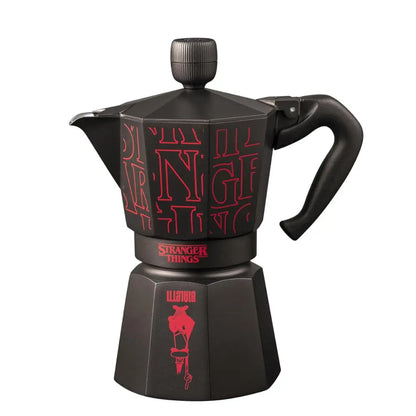 Cafetera moka negra Stranger Things vista trasera, con asa lateral y estampado rojo.