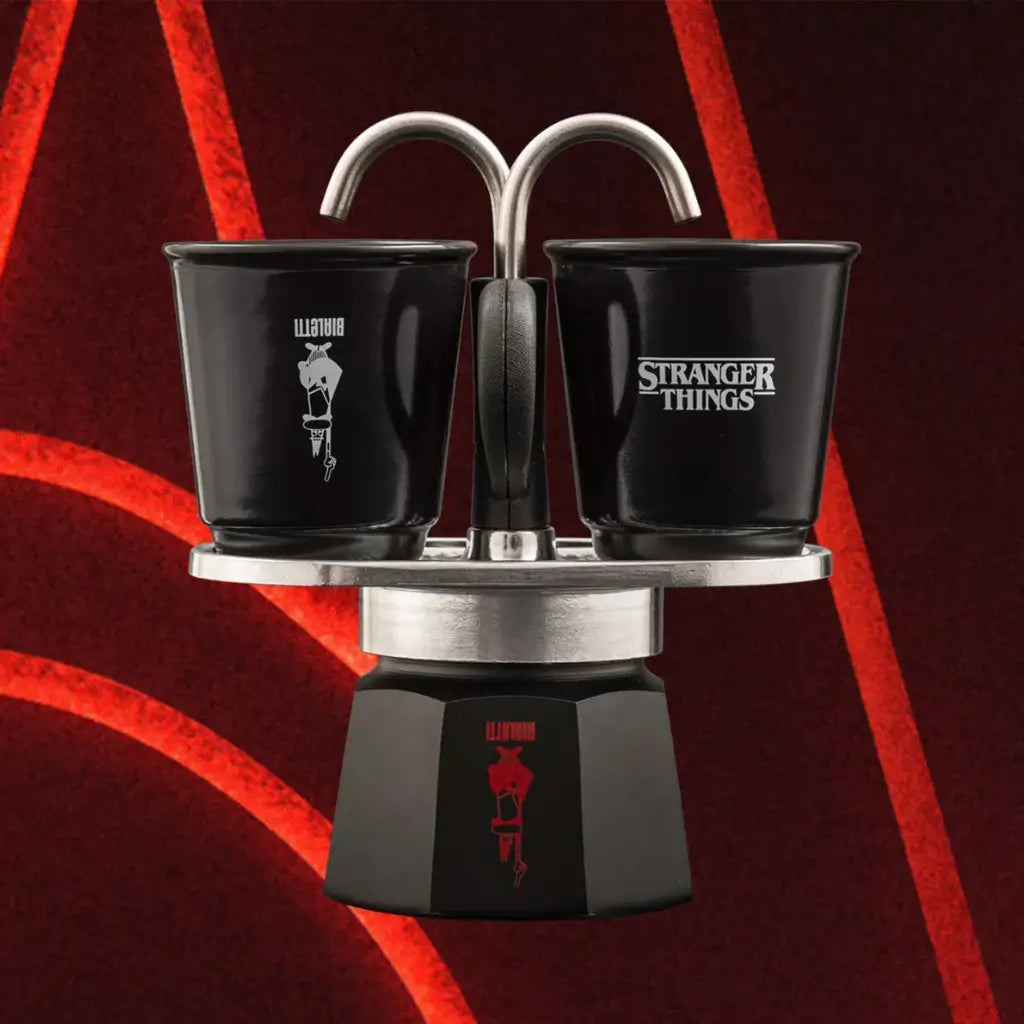 Cafetera moka Mini Express 90 ml Bialetti x Stranger Things con 2 vasos negros y logotipo