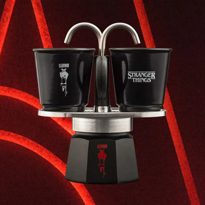 Cafetera moka Mini Express 90 ml Bialetti x Stranger Things con 2 vasos negros y logotipo