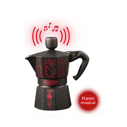 Cafetera moka negra Stranger Things con icono rojo de audio y asa lateral.