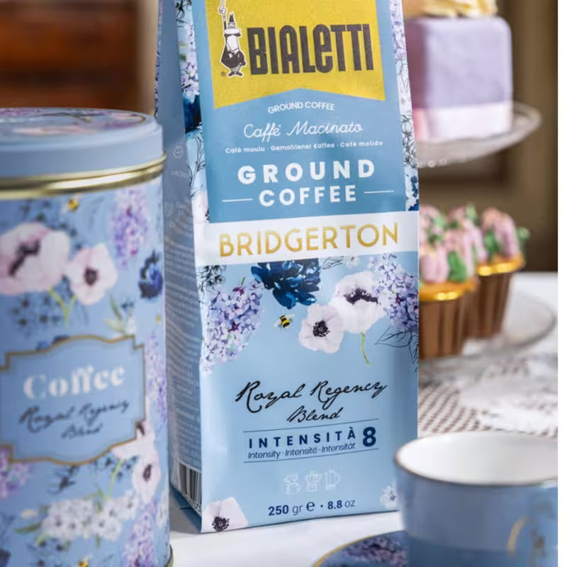 Bolsa y lata decorada de café molido Bialetti x Bridgerton, diseño floral azul, intensidad 8