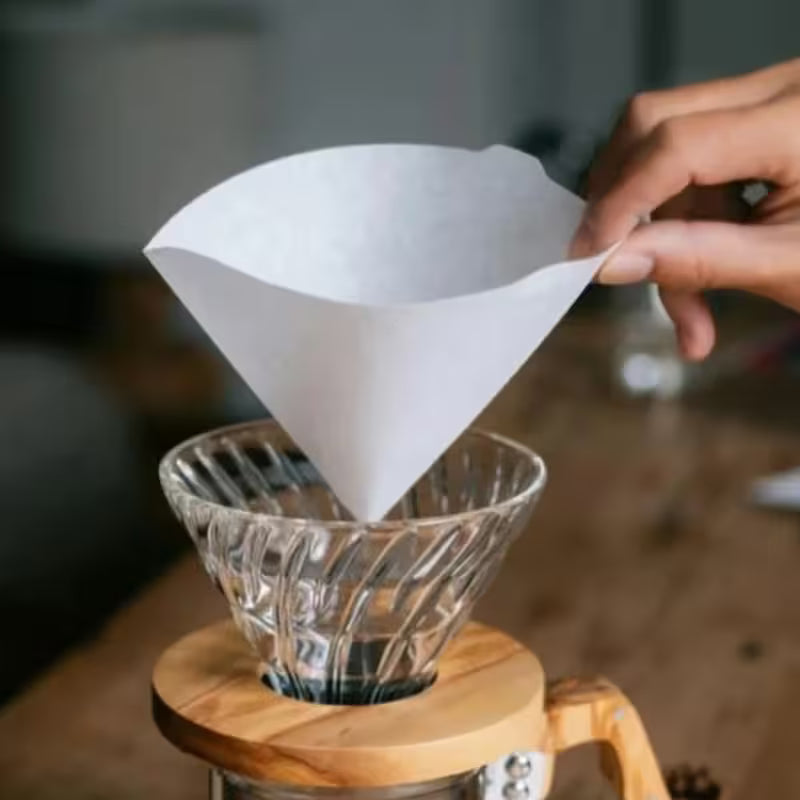 Filtro de papel V60 blanco colocado sobre el cono del portafiltro