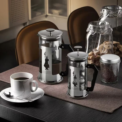 Prensa francesa Bialetti de acero inoxidable con asa negra y émbolo superior, lista para servir