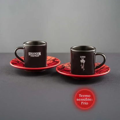 Set de 2 tazas oscuras con asas y platillos rojos, diseño Stranger Things