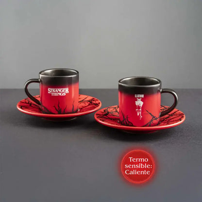 Set de 2 tazas oscuras con diseño en rojo y platillos rojos, Stranger Things