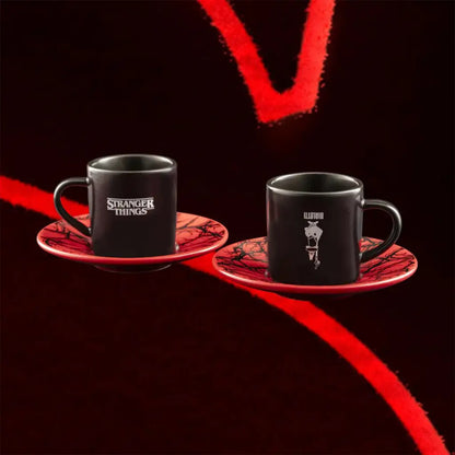 Set de 2 tazas de cerámica oscuras con asa y platillos rojos, diseño Stranger Things