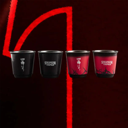 Set de 4 vasos pequeños: dos negros y dos rojos, con diseños Stranger Things.