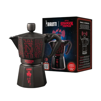 Cafetera moka negra Stranger Things con caja; logo Bialetti y gráfico rojo.